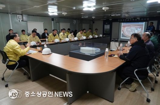 김인호산림청장이 27일 국립새만금수목원 조성지에 대한 현장점검을 실시하고 겨울철 안전사고 대비 상황을 점검했다
<p> </p>
<p>