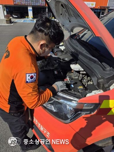 차량 배터리 점검 장면