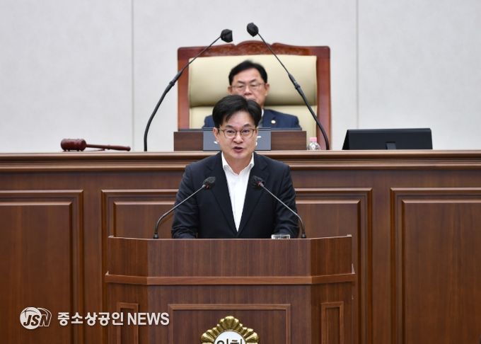 김병수 시장이 1일 김포시의회 제264회 임시회에서 2026년도 시정 및 운용 방향에 대한 시정연설을 하고 있다.