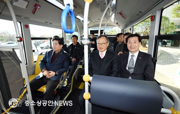 ‘밀양시 1호 수소저상 시내버스 시승식’에서 참석자들이 버스 주행 성능과 탑승 환경을 확인하고 있다.