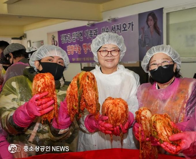 이순희 강북구청장이(왼쪽 두 번째) 봉사자들과 김장나눔 행사 기념촬영을 하고 있다