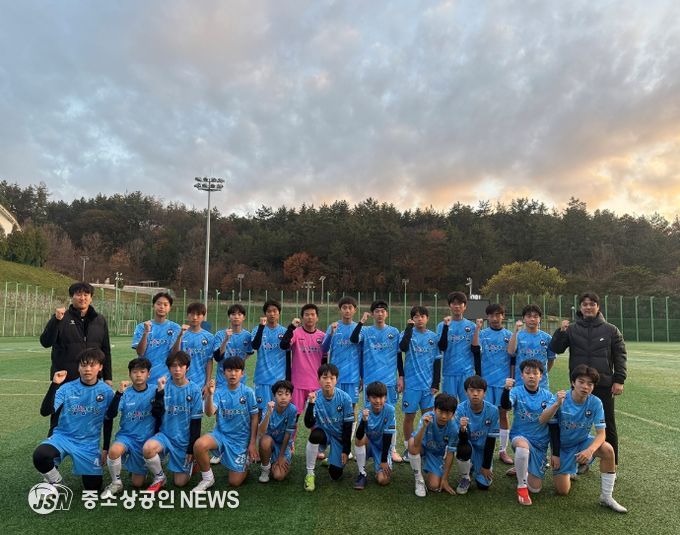 여수시 중등부 유소년 축구단인 여수해양FC U-15가 지난달 28일부터 30까지 해남군 일원에서 열린 ‘해남 땅끝배 축구대회’에서 의미 있는 첫 승리를 거뒀다.