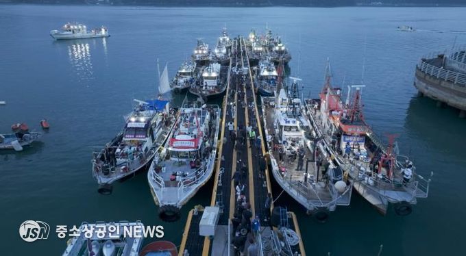대회 성공을 위해 출항을 준비중인 낚시선박들.