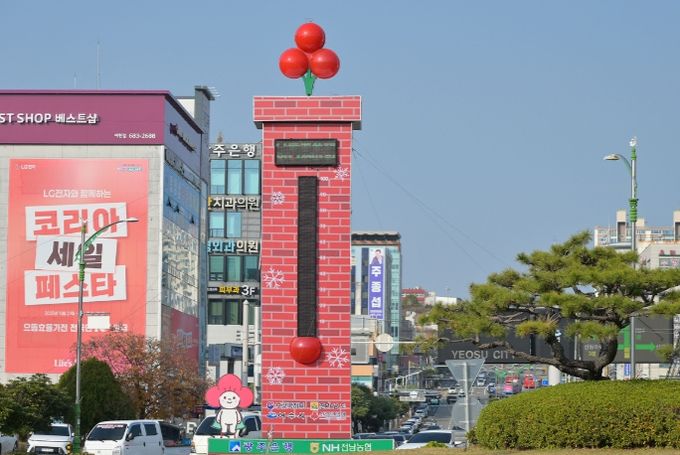 여수시청 앞 로터리 1호 광장에 설치된 사랑의 온도탑