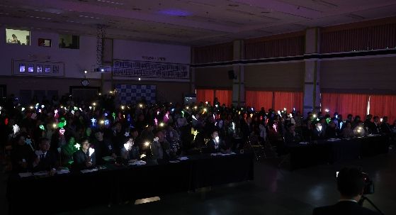 광산구 ‘시민의 힘! 광장의 빛으로 채우는 민주주의’ 퍼포먼스 사진.