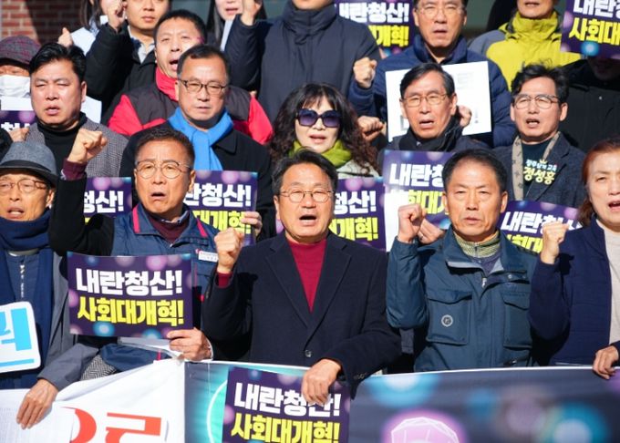 강기정 광주광역시장이 3일 오전 동구 5·18민주광장에서 열린 빛의혁명 1년 광주공동체 기자회견에 참석해 구호를 외치고 있다./광주광역시 제공