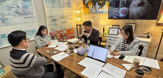 트로이대학교 자문위원 교수들과 함께 ‘전남 학생 글로컬 미래역량강화 연수’ 사후 평가를 진행하고 있다.