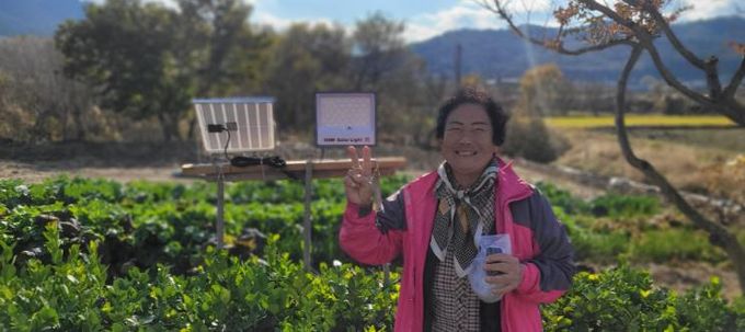 설치된 태양광 외등 앞에서 사진을 찍은 지원 가구