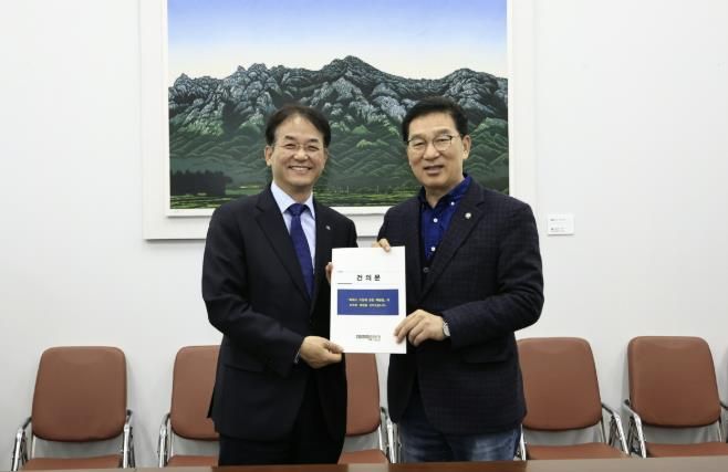 ‘특례시 지원 특별법’제정 건의문 전달 기념촬영_이동환 고양시장(왼쪽), 신정훈 국회 행정안전위원회 위원장(오른쪽)