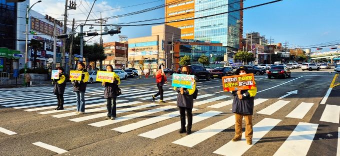 여수시는 지난 11일 쌍봉사거리 일원에서 생활 속 안전 의식 확산을 위한 시민 체감형 안전문화 캠페인을 전개했다.