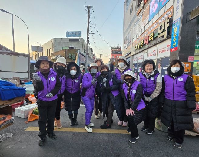 ‘아랫장 짐보따리 들어드리기’ 봉사