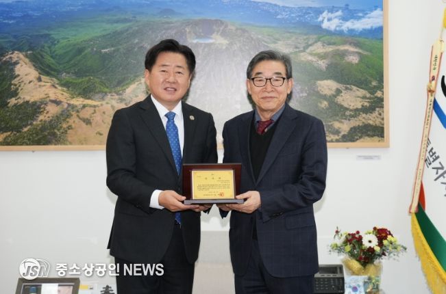 문봉만 제경련 회장에 감사패 전달