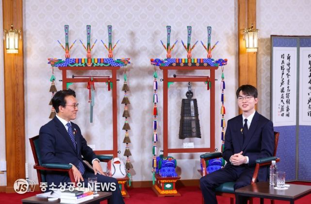 김민석 국무총리가 지난 18일 총리서울공관에서 프로게이머 '페이커' 이상혁 선수를 초청해 '제7차 토론나라: 총리의 인터뷰'를 진행하고 있다.