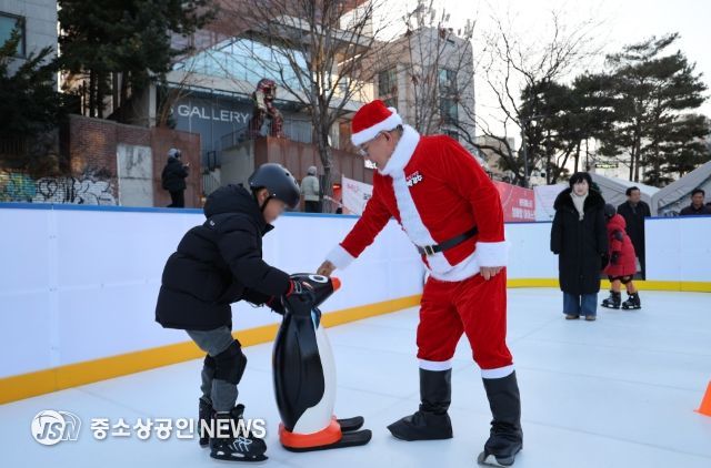 산타로 깜짝 변신! 박강수 마포구청장 “어린이 여러분 메리크리스마스”
