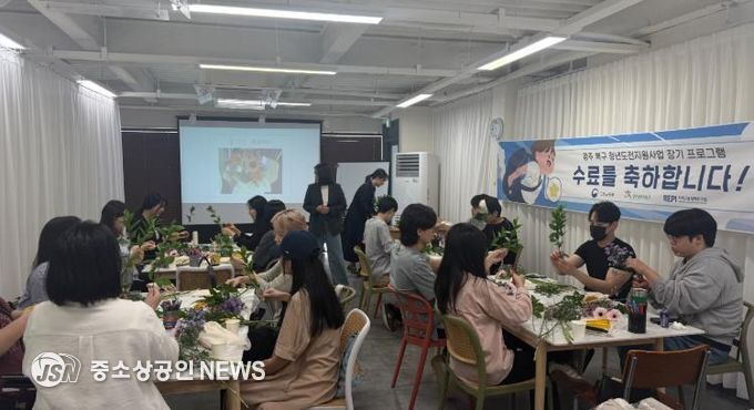 화훼 수업에서 꽃다발을 만드는 모습