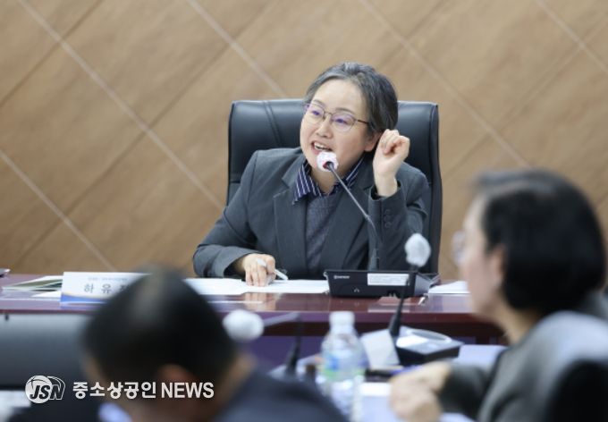 하유정 정보데이터정책관이 30일 정부대전청사에서 열린 '2025년 AI·빅데이터 어워드'에서 인사말을 하고 있다.