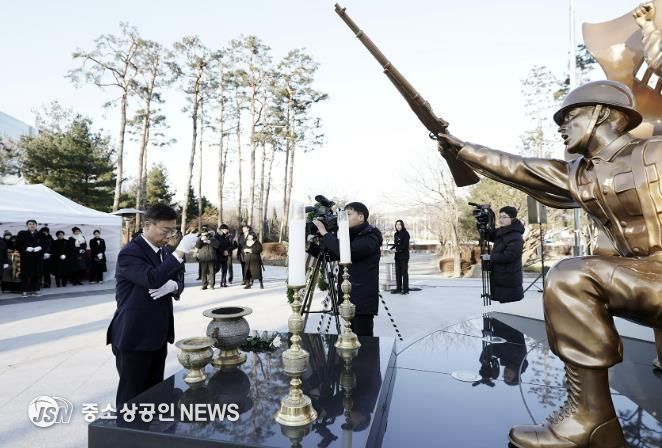 성남시는 1월 2일 오전 중원구 여수동 시청 공원 현충탑에서 새해 각오를 다짐하는 참배 행사를 했다