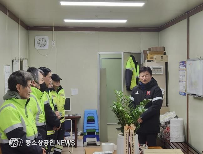 조용익 부천시장이 현장대기소를 찾아 환경미화원들의 노고에 감사를 표하고 있다.