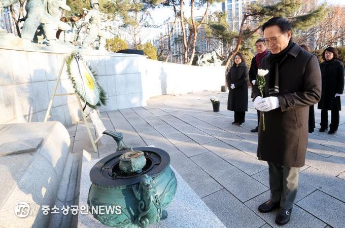 임태희 교육감 현충탑 참배 현장 사진