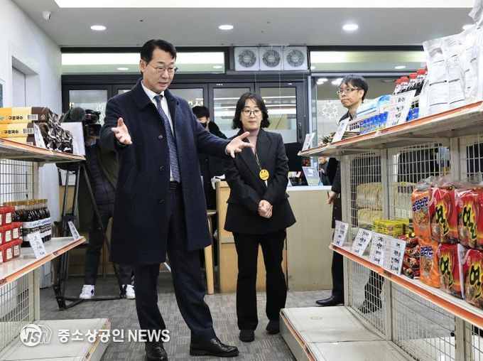 정명근 화성특례시장이 12월 그냥드림 선반을 점검하고 있다