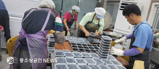 화순지역자활센터 도시락사업단에서 아동급식 도시락을 준비하고 있는 모습