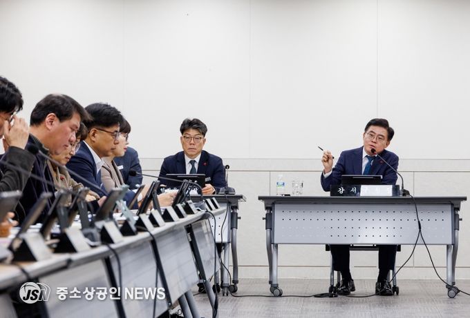 진교훈 서울 강서구청장(정면 오른쪽)이 구청 대회의실에서 열린 ‘2026년 첫 확대간부회의’에서 발언하고 있다.