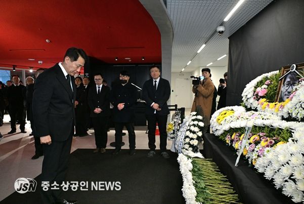 오세훈 서울시장이 6일(화) 충무로 서울영화센터에 마련된 고(故) 안성기 배우 추모공간을 찾아 헌화 후 묵념하고 있다.