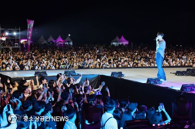 지난 9월 20~21일 황룡친수공원에서 열린 제3회 광산뮤직ON페스티벌이 대성황을 이룬 가운데, 많은 시민이 마지막 무대에 오른 10CM(십센치) 공연을 즐기고 있다.