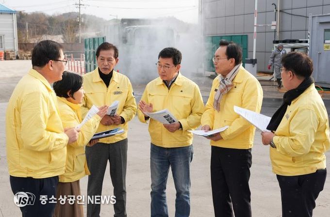 윤병태 시장(오른쪽 두 번째)과 신정훈 국회의원(오른쪽 세 번째)이 거점소독시설을 방문해 방역 추진 상황을 살피고 있다.