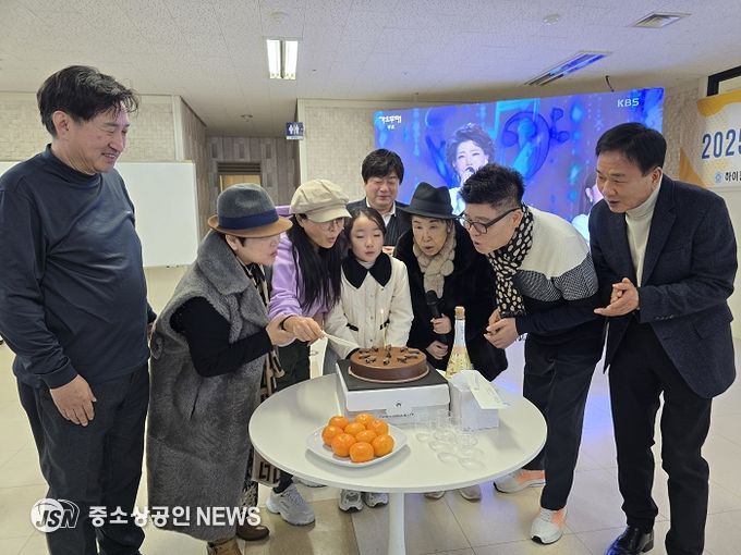 (주)케이엔터프라이즈 신년회 단체 케잌 커팅 사진 (왼쪽부터 윤영용 대표, 김영애 팬클럽 짱 회장, 가수 장은숙, 전하윤, 서진태본부장, 김미성 원로가수, 정원수 작곡가, 진영관 서울특별시도시정책위원장 등)