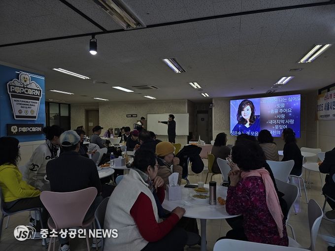 신곡 “아파요아파요”와 가수 장은숙을 소개하고 있는 윤영용 대표