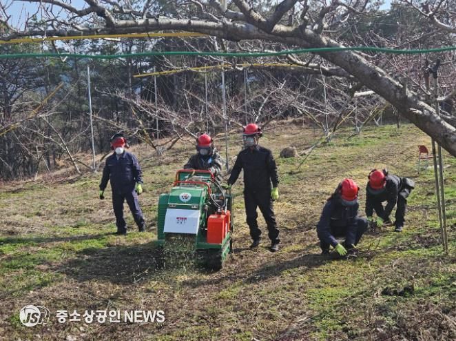 보성군, 2026년‘영농부산물 파쇄지원’ 신청 접수_파쇄지원단이 벌교읍 배 과원에서 잔가지 파쇄작업을 하고 있다