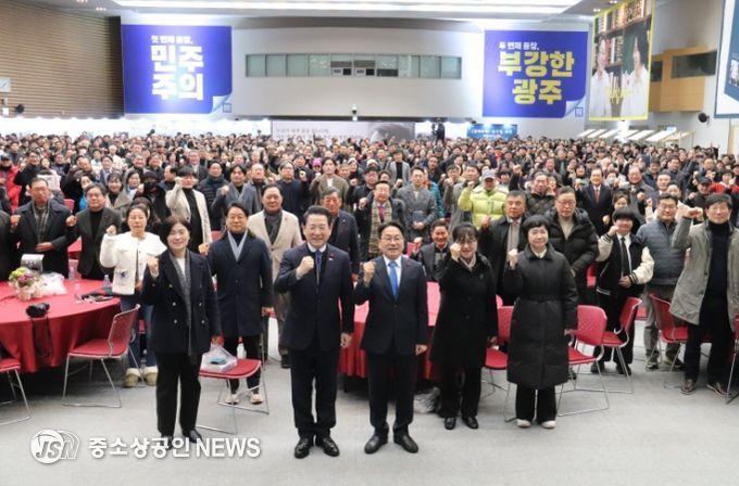 강기정 광주광역시장이 11일 김대중컨벤션센터에서 열린 '광주, 처음보다 더 극적인 두 번째 등장' 출판기념회에서 시민들과 기념촬영을 하고 있다.