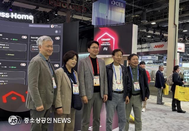신계용 과천시장(좌측부터 두번째)이 CES 전시장 세라젬 부스에서 기념사진을 찍고 있다
