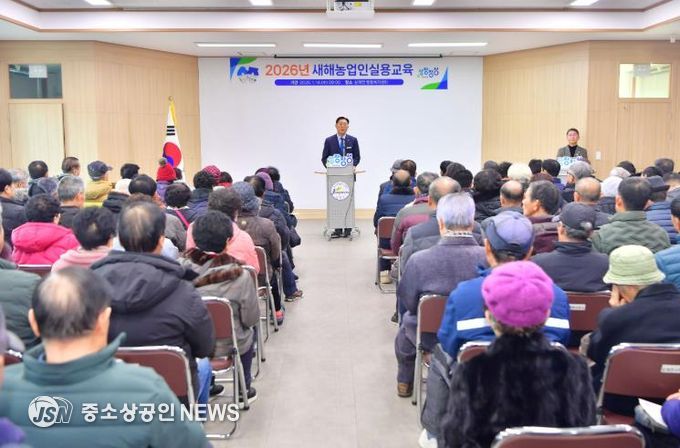 14일 삼계면에서 열린 '새해 농업인 실용교육'을 찾은 김한종 장성군수.