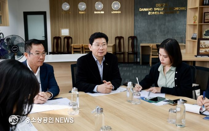 이상일 용인특례시장(가운데)은 15일(현지시각) 다낭 하이테크파크 산업단지를 방문해 응우옌 꽁 띠엔 다낭 하이테크파크 관리위원회 부위원장(왼쪽)을 만났다.