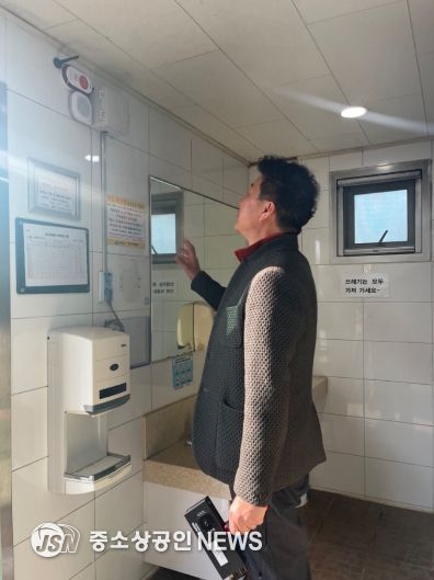 여수시가 관내 공중화장실 79개소에 IoT 기술을 활용한 ‘AI안심비상벨 및 음원감지기’를 설치 완료했다.