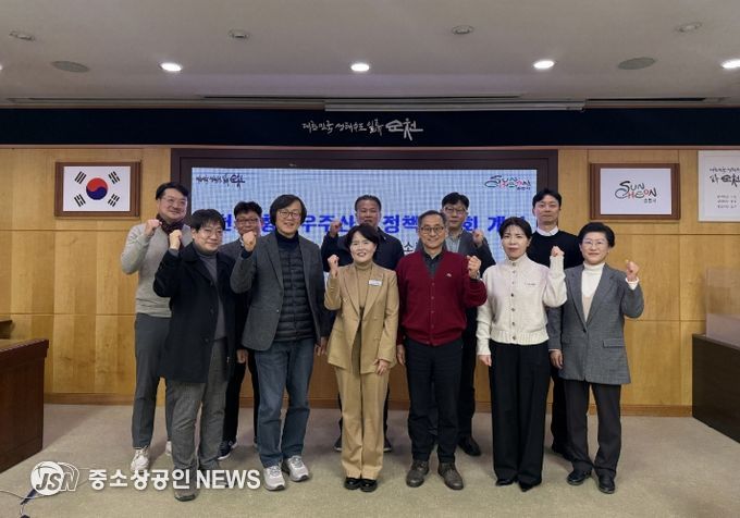 22일 시청 소회의실에서 열린 ‘제3회 순천시 항공우주산업 정책위원회’ 참석자들이 단체촬영을 하고 있다.