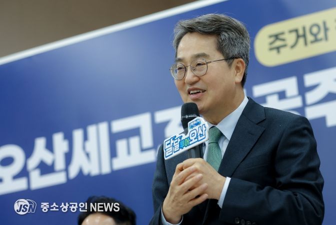 23일 오후 초평동 행정복지센터에서 열린 오산세교3 공공주택지구 주민소통 간담회에서 김동연 경기도지사가 인사말을 하고 있다.