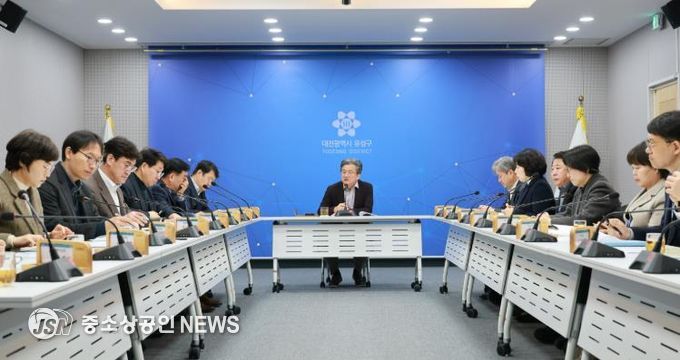 정용래 유성구청장이 26일 열린 간부회의를 주재하고 있다.
