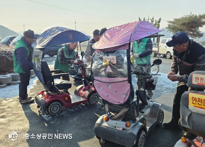 새마을협의회에서 전동차에 차양막을 설치하고 있다.