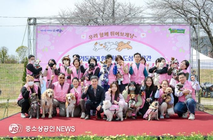 지난해 3월 반려동물실외놀이터에서 열린 순천시 반려견봉사단 ‘순댕이’ 위촉식에서 단체 기념촬영을 하고 있다.