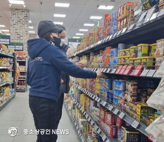 점검반이 설 명절을 앞두고 ‘설 명절 대비 성수 식품 조리·판매업소 위생점검’을 실시했다