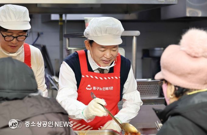 김찬진 동구청장, 동구노인복지관 경로식당서‘사랑의 배식 나눔’진행