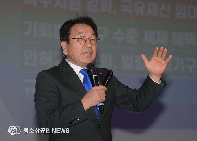 강기정 광주광역시장이 27일 북구문화센터에서 열린 '광주전남 통합 북구권역 시민공청회'에 참석해 광주전남 통합 추진 경과 및 향후 일정 등을 공유하고 있다. /광주광역시 제공