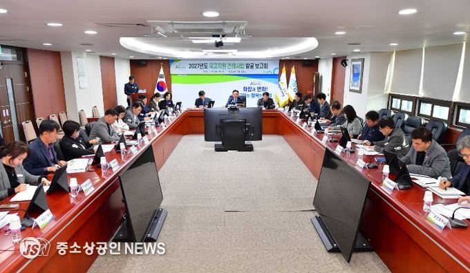 김한종 장성군수가 27일 상황실에서 열린 2027년도 국고지원 건의사업 발굴보고회를 주재하고 있다.
