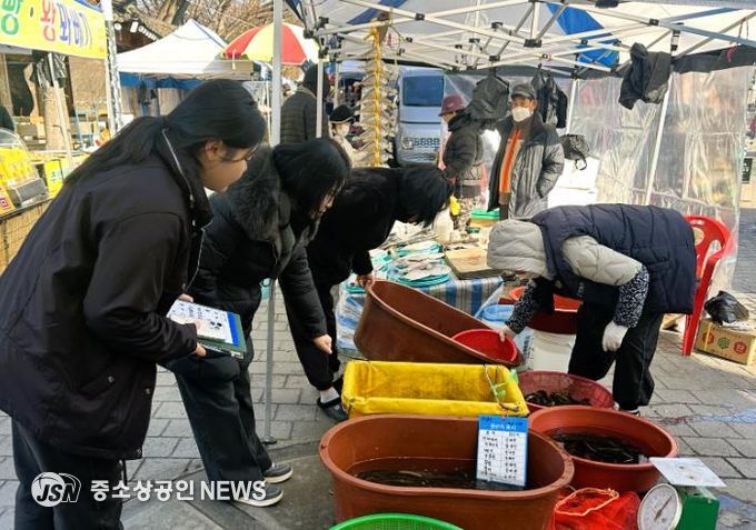 27일 담양시장 농산물 원산지 표시 합동 교차 지도·단속 현장. 장성군 제공