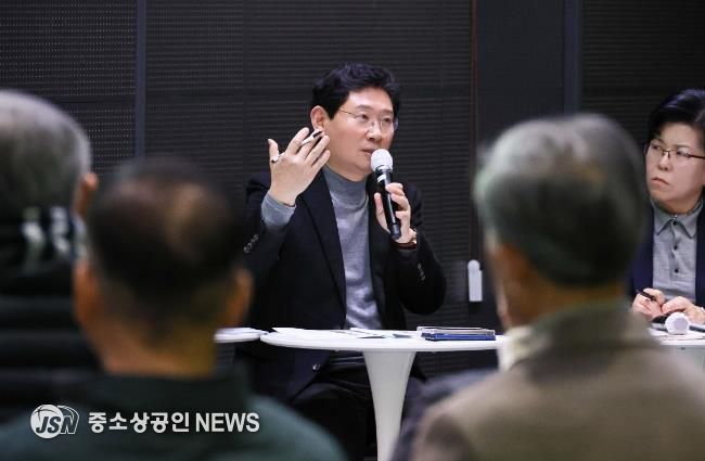 이상일 용인특례시장이 29일 용인미디어센터에서 기흥구 상하동과 구갈동 주민소통간담회를 열고 용인의 반도체 클러스터의 미래에 대한 의견을 제시했다.