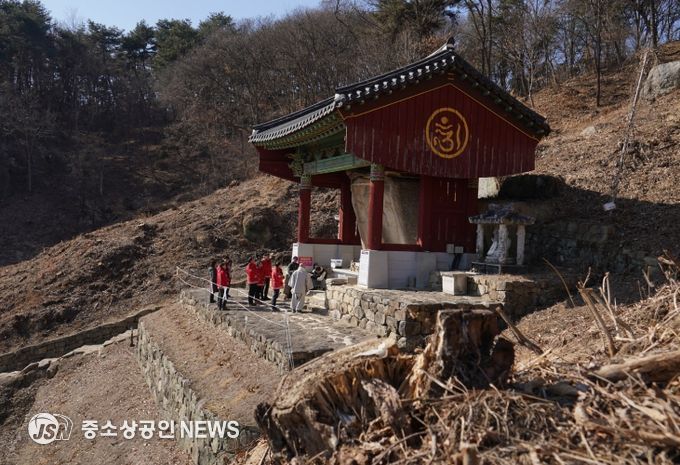 김인호 산림청장(오른쪽에서 네번째)이 30일 경상북도 영주시 흑석사 등 문화재 시설 및 생활권 주변지역을 대상으로 산불예방을 위한 이격공간 조성 사업지를 점검하고 있다.