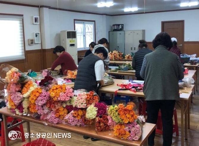 농가들이 장미꽃다발을 만들고 있는 모습.